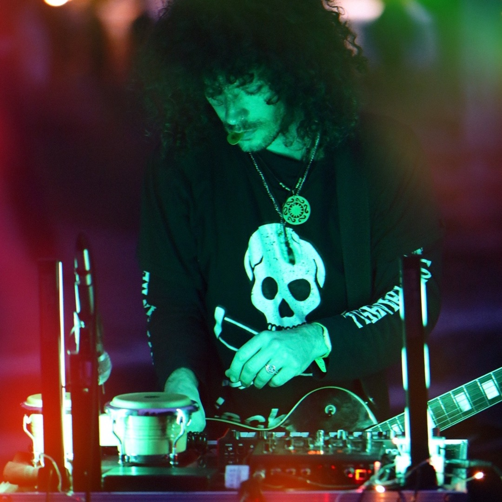 Marlion mit Gitarre und Synth